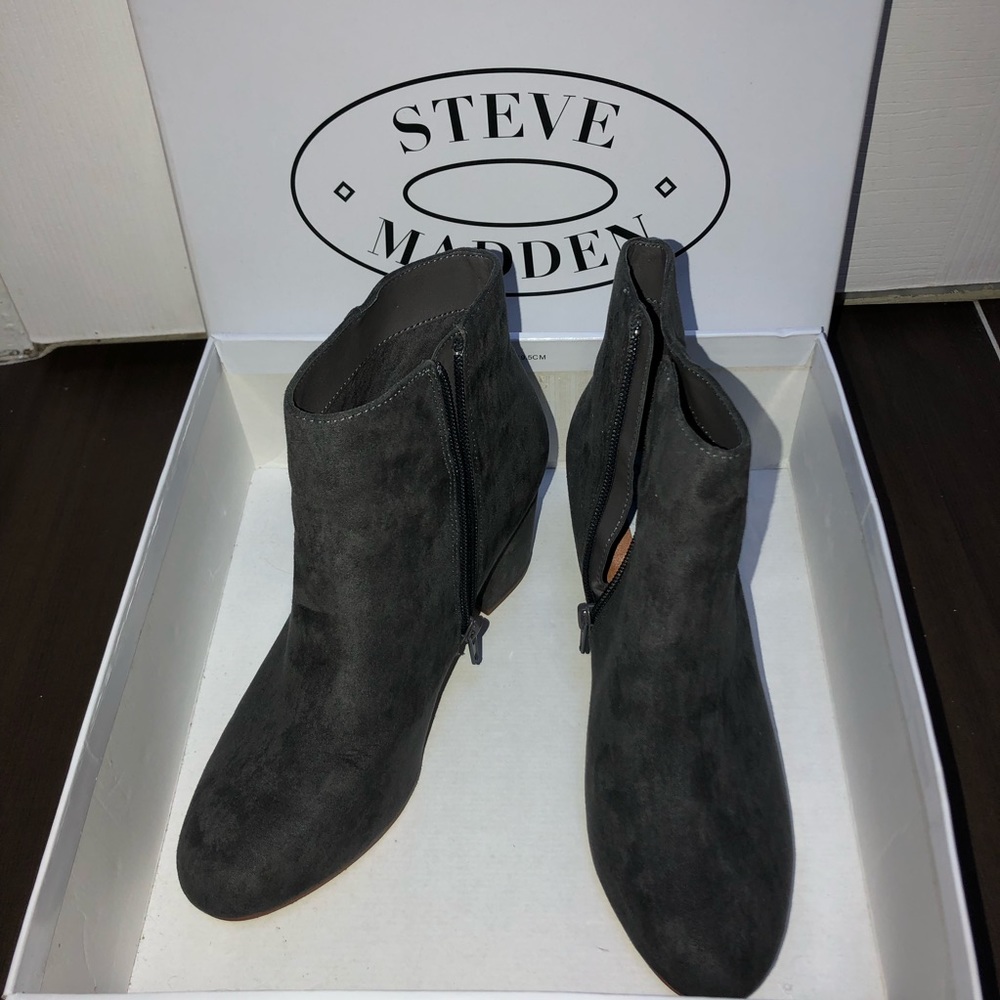 STEVE MADDEN: Grey Suede Critic Booties - Picture 2 of 7